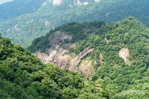 高清摄影 一座山的景色，山脚下有一片森林。
