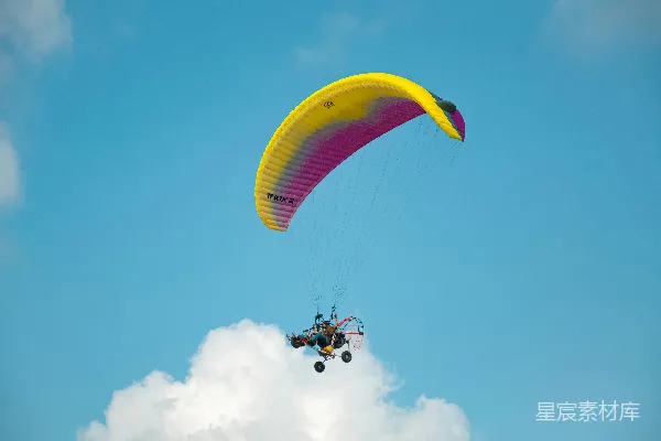 高清摄影 一个人正在高空滑翔伞飞行。