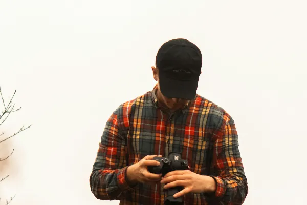 高清摄影 男人看着单反相机