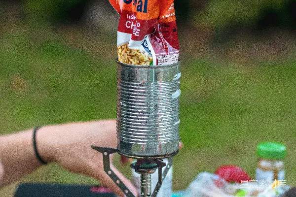 高清摄影 一个人坐在野餐桌旁，面前有食物。
