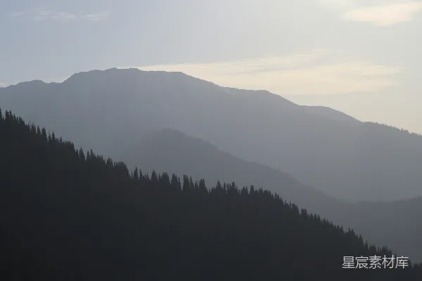 高清摄影 雾蒙蒙的山峦层层叠叠，呈现出不同的灰色调。