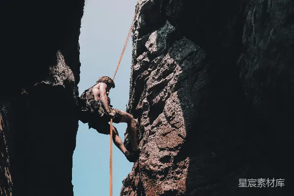 高清摄影 一个男人正在攀爬山壁