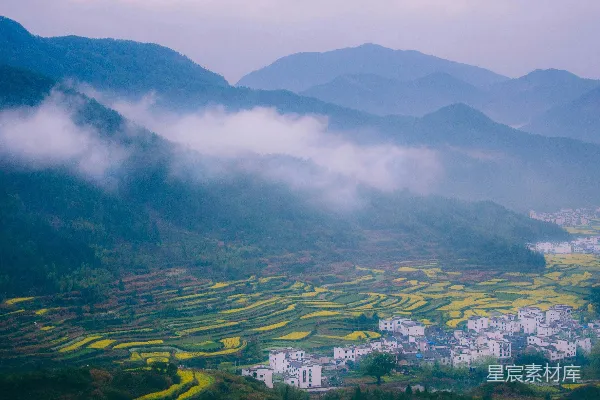 高清摄影 白天拍摄绿地附近的房屋和建筑的航拍照片，可以看到远处的山脉。
