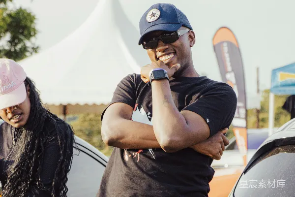 高清摄影 戴着棒球帽和太阳镜的男人微笑着