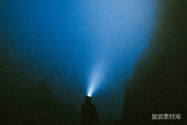 高清摄影 一个人站在黑暗区域。
