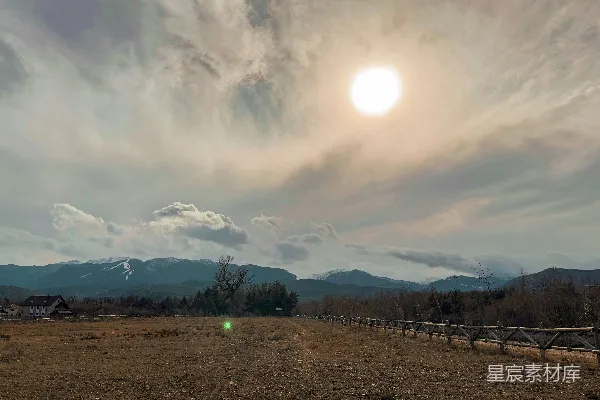 高清摄影 一片田野，围栏环绕，背景是山脉。