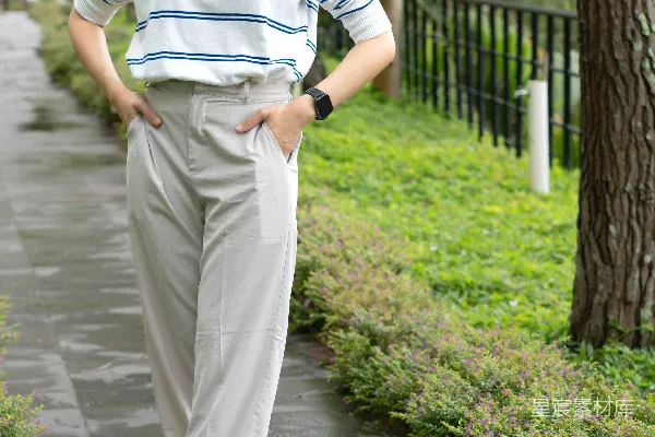 高清摄影 一个女人站在公园的小路上。