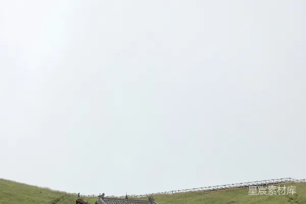 高清摄影 一座白色的小建筑在草地中。