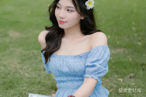 高清摄影 一个穿着蓝色连衣裙的女人拿着相机。