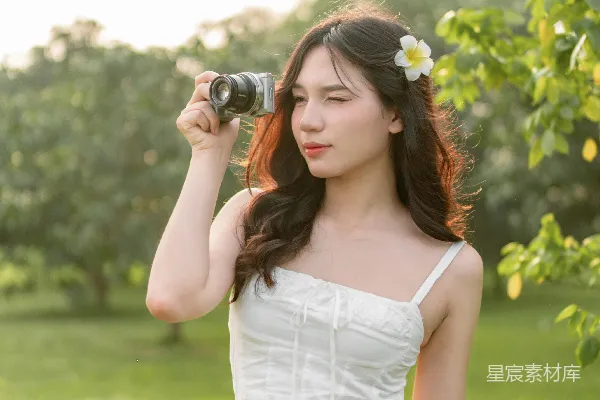高清摄影 穿白色连衣裙的女子拿着相机