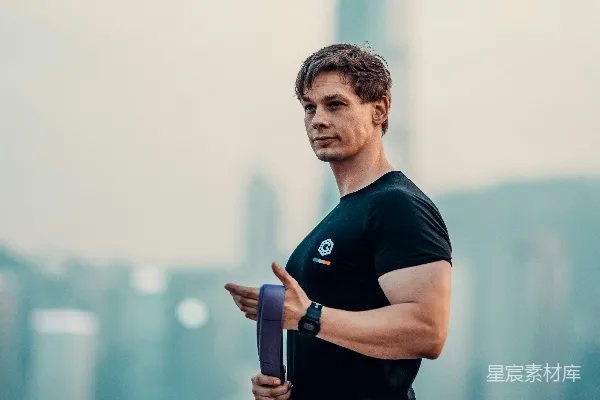 高清摄影 一个男人拿着网球拍站在网球场上。