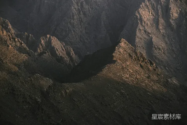高清摄影 白天的棕色岩石山
