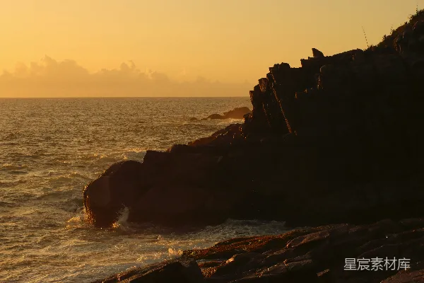 高清摄影 夕阳正映照着海面和岩石。