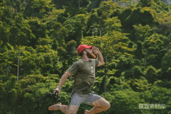 高清摄影 穿灰色上衣的男人跳起来