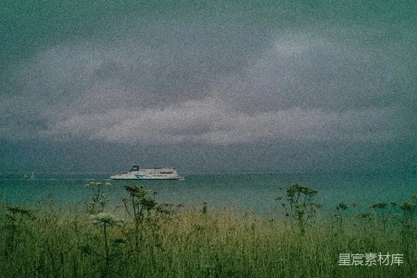 高清摄影 一艘渡轮在暴风雨的天空下航行穿过海洋。