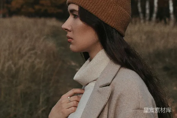 高清摄影 穿着棕色针织帽和棕色外套的女人