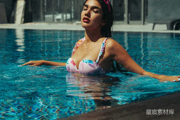 高清摄影 一个穿着比基尼的女人在游泳池里。
