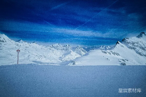 高清摄影 白天蓝天下的积雪覆盖的山