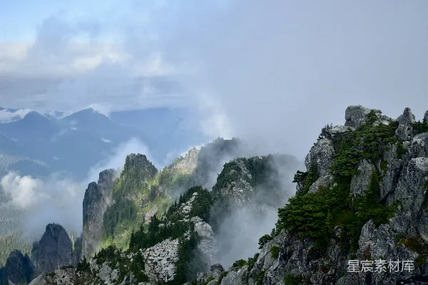 高清摄影 白天，白云下的绿灰色山峦