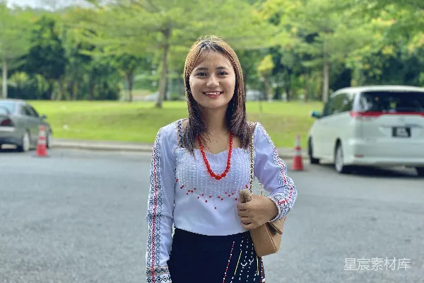 高清摄影 一个女人站在停车场中间。