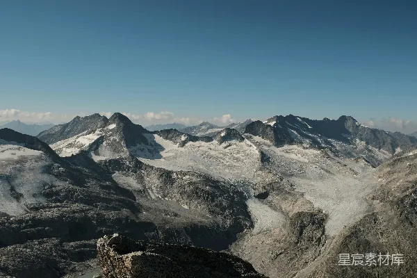 高清摄影 一座山脉，背景是被雪覆盖的山峰。