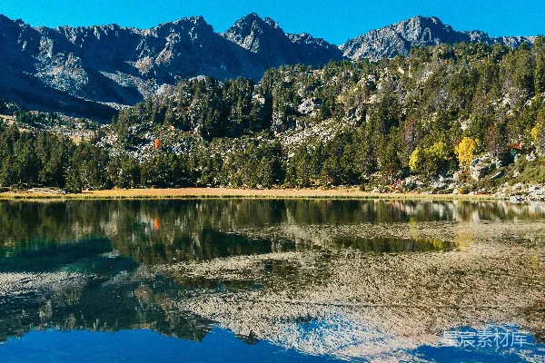 高清摄影 一座被群山和草地环绕的湖泊