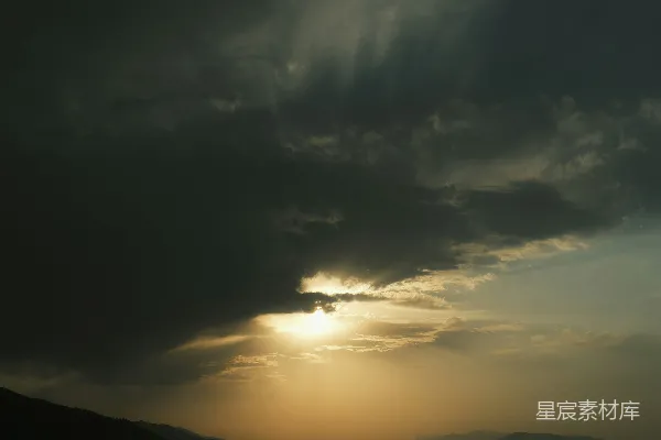 高清摄影 太阳透过云层照耀在海面上