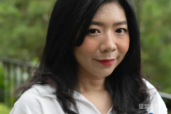 高清摄影 一位女士手里拿着一部智能手机。