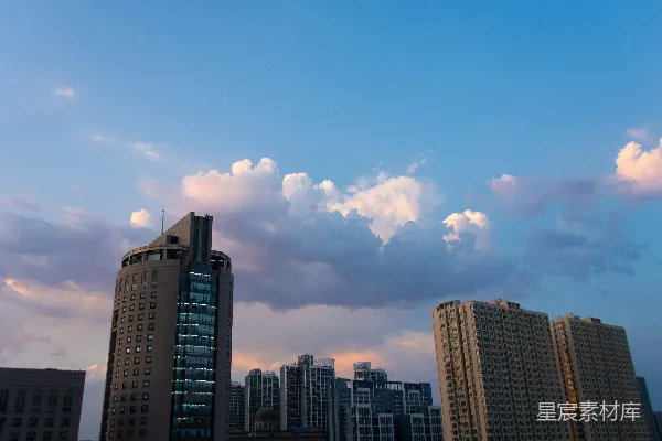 高清摄影 一排建筑物，天空中有云彩。