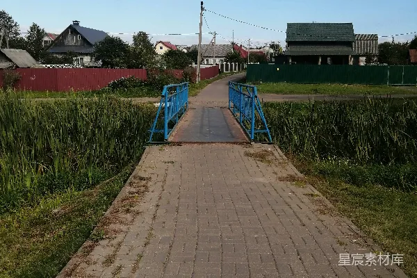 高清摄影 一条铺着砖块的小路通往一片草地。