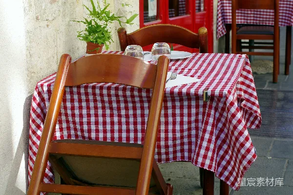 高清摄影 棕色木桌上的红白格子桌布