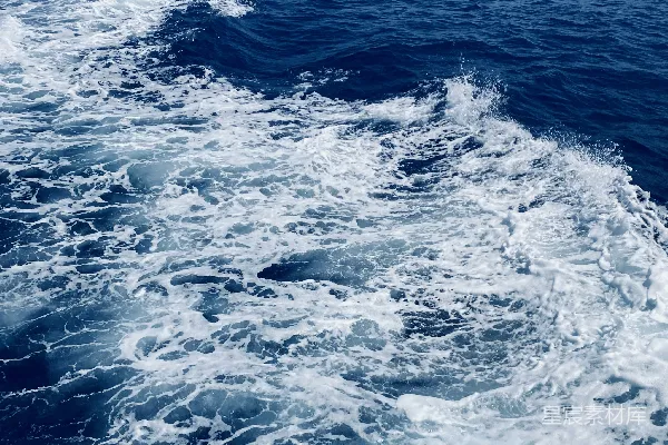 高清摄影 白天海浪拍打着海岸的声音