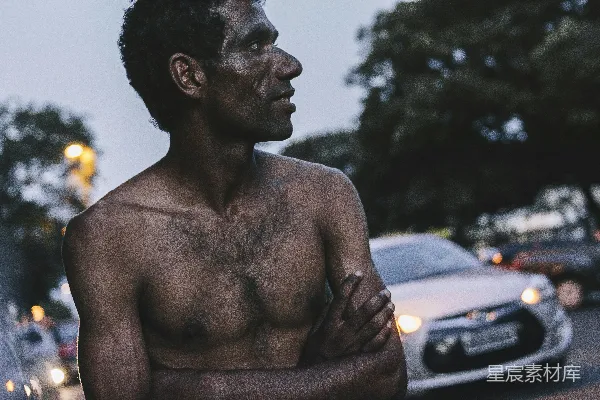 高清摄影 白天在道路上拍摄的人的浅景深摄影