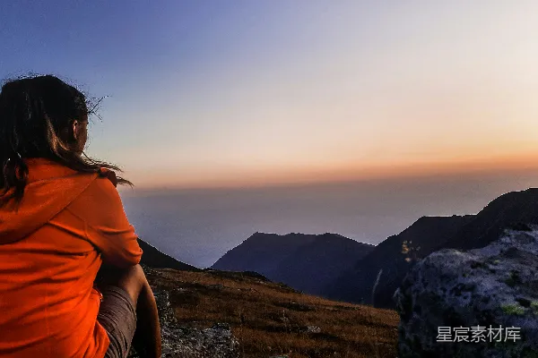 高清摄影 女性在黄金时段面对着山。