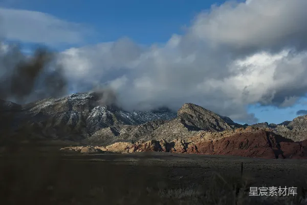 高清摄影 灰山白云下的风景摄影