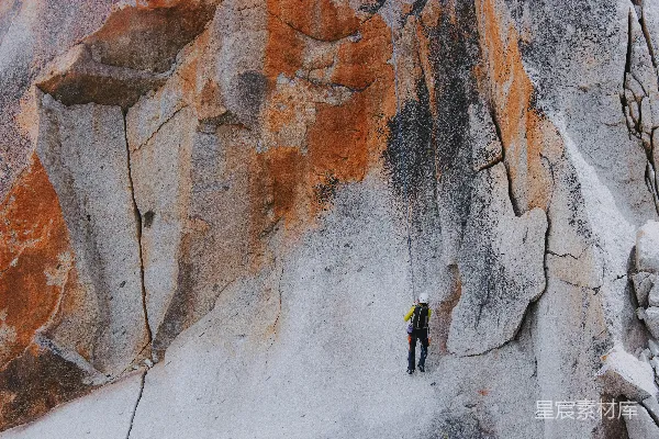 高清摄影 男人攀登山峰