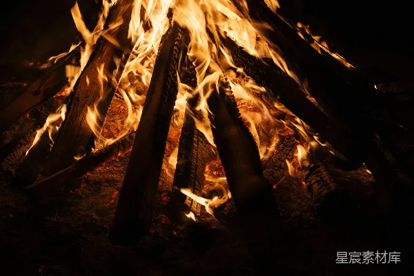 高清摄影 一个在夜晚熊熊燃烧的大型篝火。
