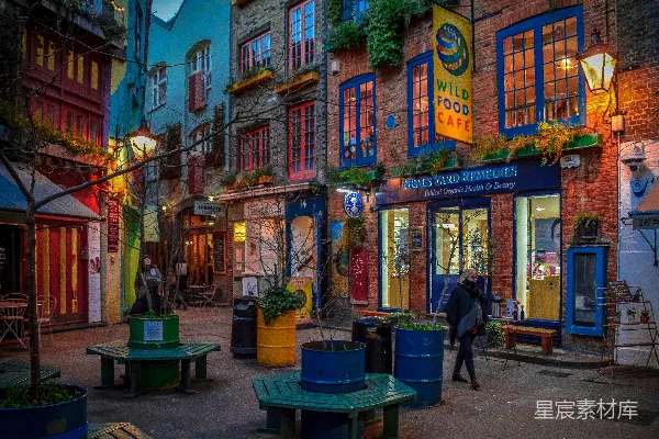 高清摄影 白天，人们在商店附近的人行道上行走。