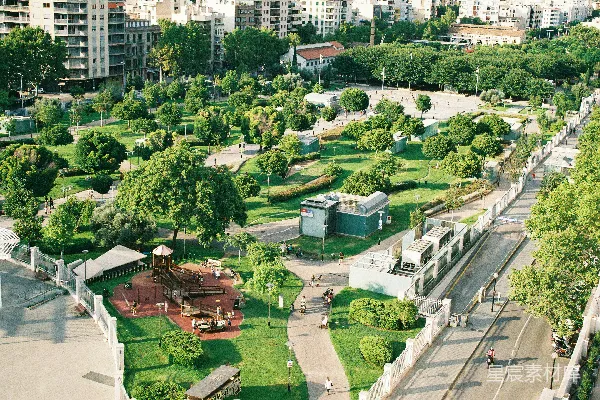 高清摄影 航拍的广场，有树木和建筑物。