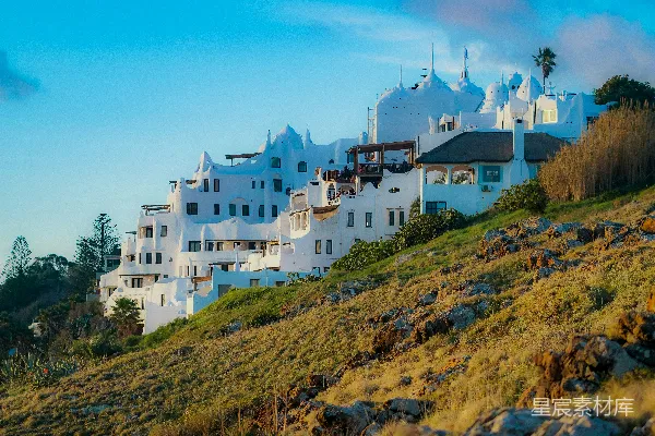 高清摄影 一座山丘，上面有一排白色建筑。