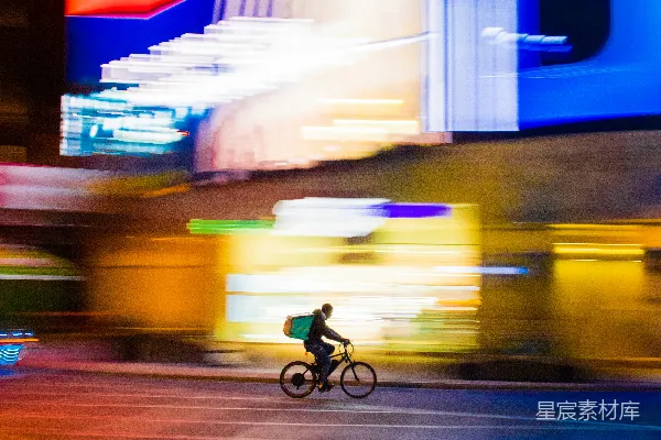 高清摄影 穿着绿色夹克的男人在白天的路上骑自行车。