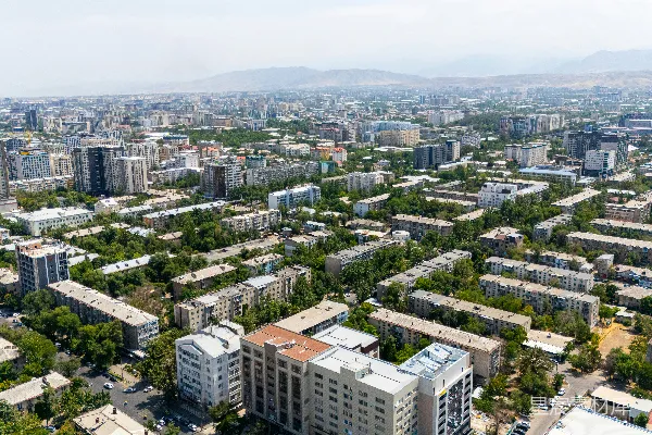 高清摄影 一座城市的鸟瞰图，其中有许多高楼大厦。