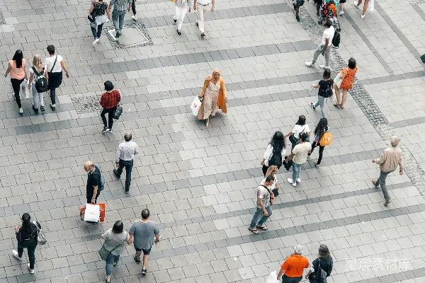 高清摄影 人们走在灰色混凝土路上