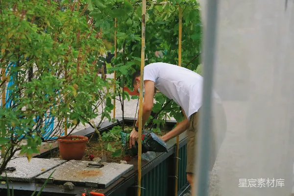 高清摄影 穿白色T恤和白色裤子的人手里拿着一根棕色木棍。