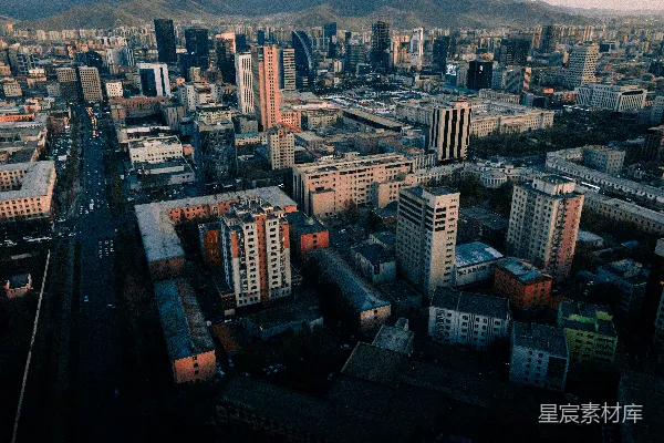 高清摄影 一座城市的空中俯瞰图，背景中有山脉。