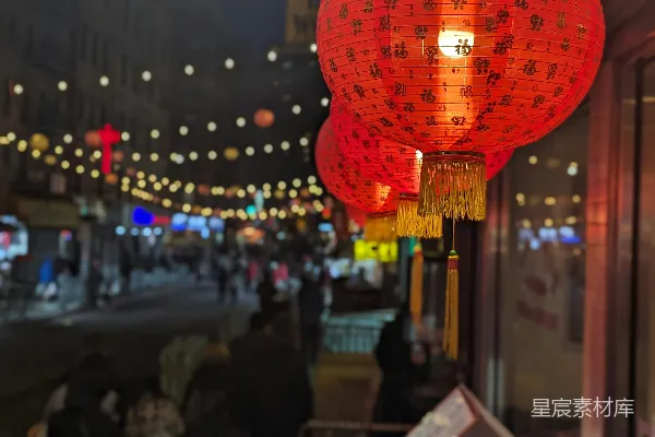 高清摄影 一座建筑物旁边街道上挂着一盏红灯。