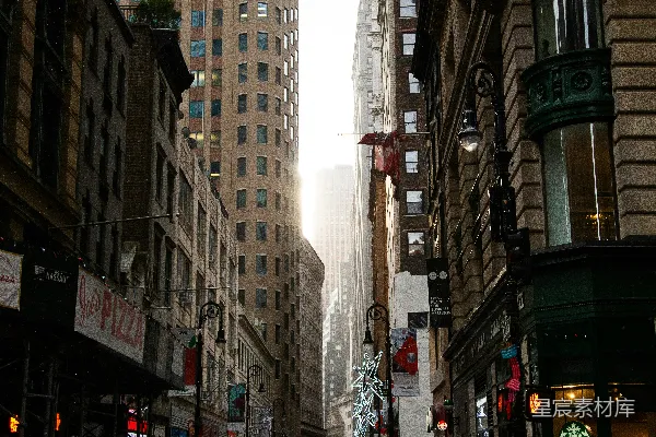 高清摄影 一个男人正穿过街道，旁边是高楼大厦。