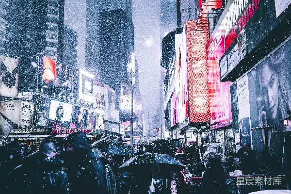 高清摄影 人们在建筑物之间打着伞。