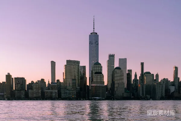 高清摄影 一片广阔的水域，背景中有一座城市。