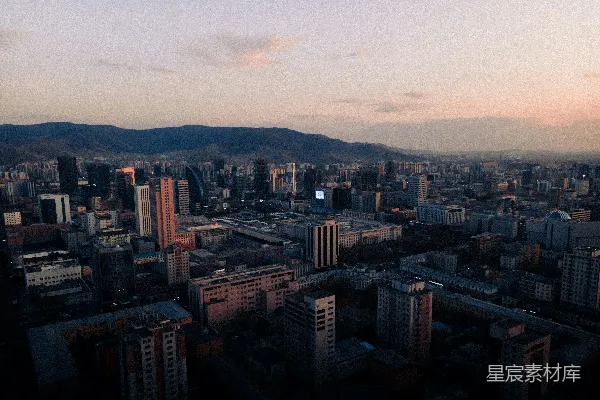 高清摄影 一个城市的空中俯瞰图，背景中有山脉。
